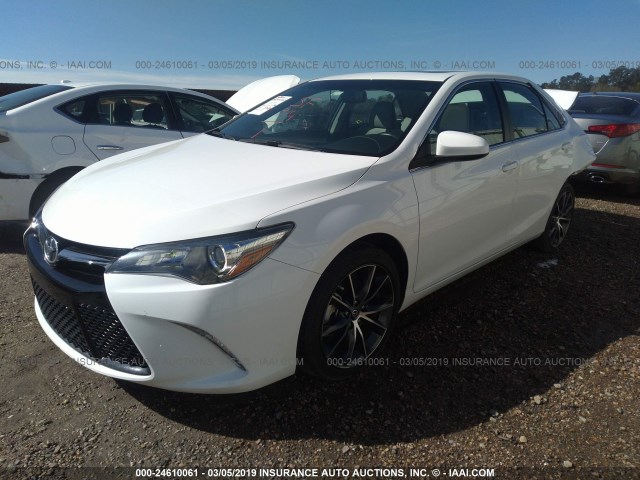 4T1BF1FK2GU221958 - 2016 TOYOTA CAMRY LE/XLE/SE/XSE WHITE photo 2