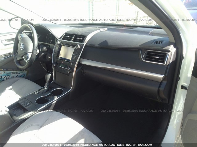 4T1BF1FK2GU221958 - 2016 TOYOTA CAMRY LE/XLE/SE/XSE WHITE photo 5