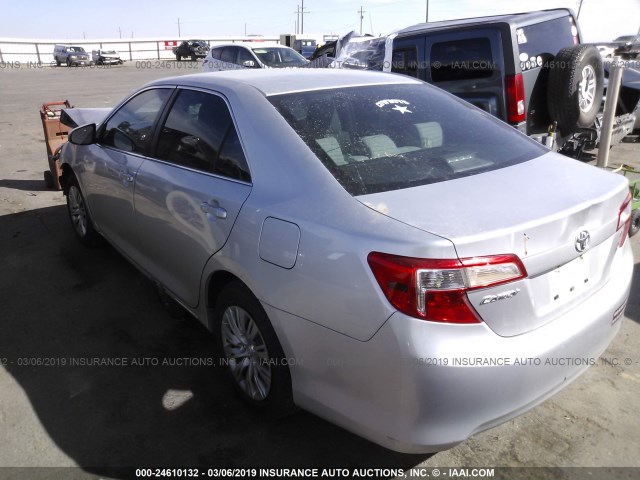 4T1BF1FK8DU243992 - 2013 TOYOTA CAMRY L/SE/LE/XLE Gümüş foto 3