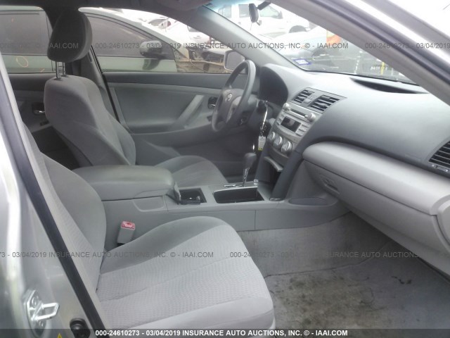 4T1BF3EK1BU173813 - 2011 TOYOTA CAMRY SE/LE/XLE SILVER photo 5