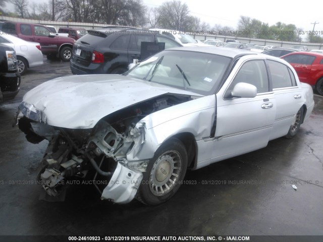 1LNHM81WX1Y683820 - 2001 LINCOLN TOWN CAR EXECUTIVE SILVER photo 2