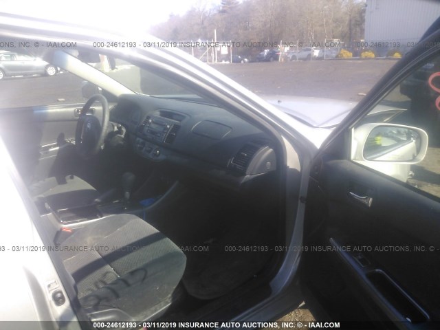 4T1BE32K13U252892 - 2003 TOYOTA CAMRY LE/XLE/SE SILVER photo 5