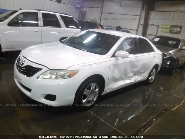 4T1BF3EK0BU613729 - 2011 TOYOTA CAMRY SE/LE/XLE WHITE photo 2