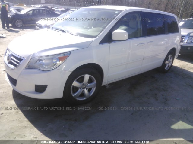 2V4RW3D19AR168825 - 2010 VOLKSWAGEN ROUTAN SE WHITE photo 2