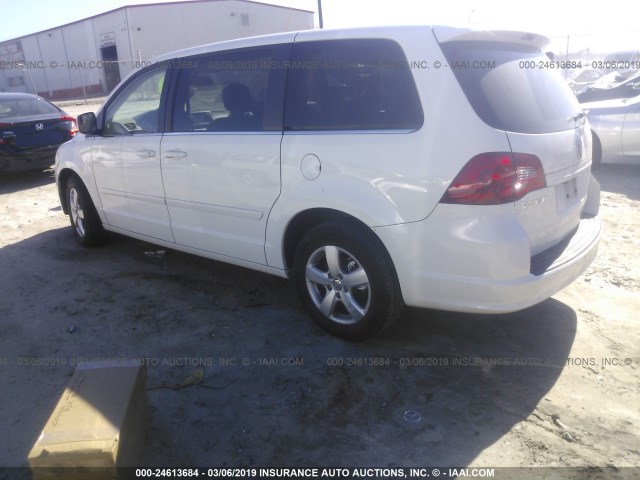 2V4RW3D19AR168825 - 2010 VOLKSWAGEN ROUTAN SE WHITE photo 3