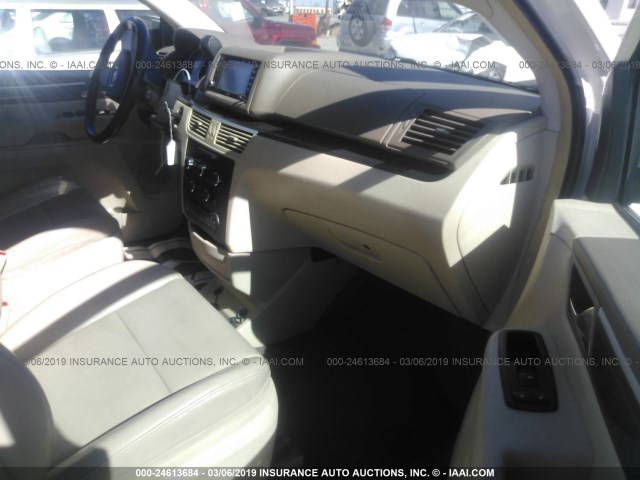 2V4RW3D19AR168825 - 2010 VOLKSWAGEN ROUTAN SE WHITE photo 5