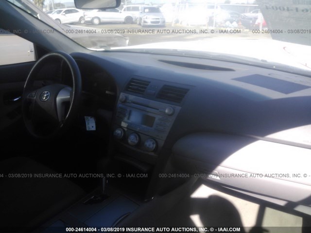 4T1BF3EK8BU730314 - 2011 TOYOTA CAMRY SE/LE/XLE WHITE photo 5