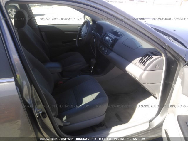 4T1BE32K15U522173 - 2005 TOYOTA CAMRY LE/XLE/SE GRAY photo 5