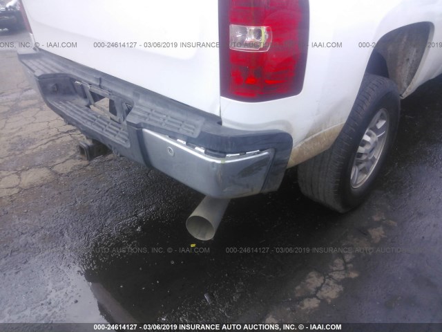 1GCHK23638F116536 - 2008 CHEVROLET SILVERADO K2500 HEAVY DUTY WHITE photo 6