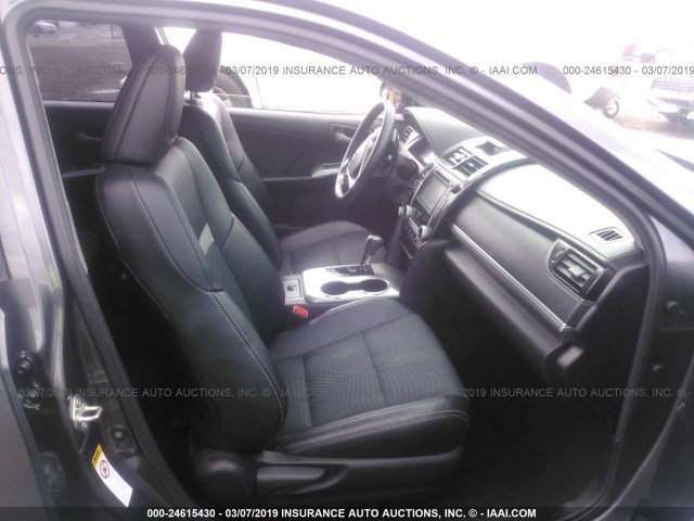 4T1BF1FK5EU822987 - 2014 TOYOTA CAMRY L/SE/LE/XLE 灰色 照片 5