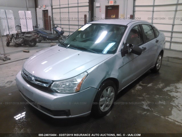 1FAHP34N08W144541 - 2008 FORD FOCUS S/SE SILVER photo 2