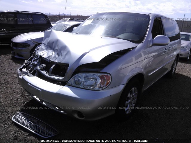 KNDUP131946601059 - 2004 KIA SEDONA EX/LX SILVER photo 2