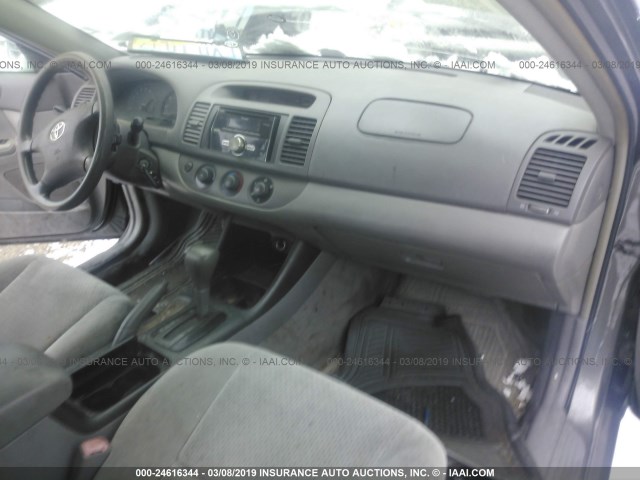 4T1BE32K44U909444 - 2004 TOYOTA CAMRY LE/XLE/SE GRAY photo 5