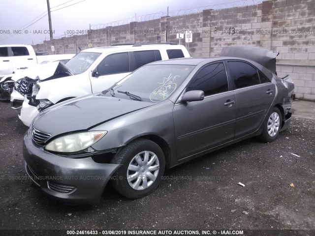 4T1BE32K25U559863 - 2005 TOYOTA CAMRY LE/XLE/SE GRAY photo 2