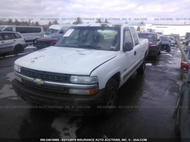 2GCEC19V221335611 - 2002 CHEVROLET SILVERADO C1500 WHITE photo 2