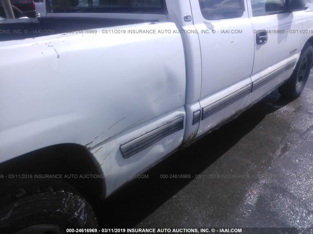 2GCEC19V221335611 - 2002 CHEVROLET SILVERADO C1500 WHITE photo 6