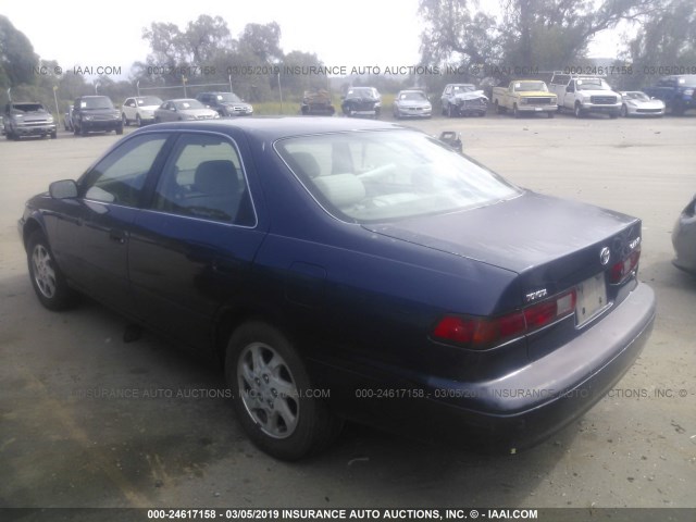 JT2BF22K9V0026940 - 1997 TOYOTA CAMRY LE/XLE BLUE photo 3