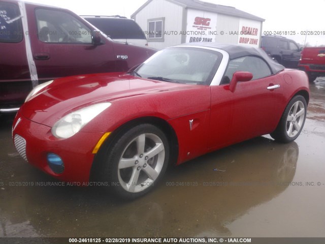 1G2MC35BX8Y117753 - 2008 PONTIAC SOLSTICE RED photo 2