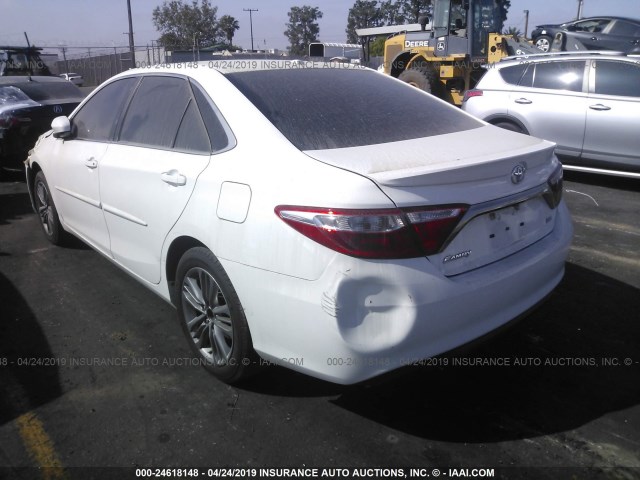 4T1BF1FK4GU134207 - 2016 TOYOTA CAMRY LE/XLE/SE/XSE WHITE photo 3