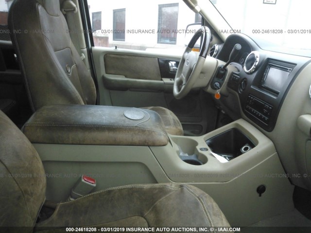 1FMFU18585LA96031 - 2005 FORD EXPEDITION EDDIE BAUER WHITE photo 5