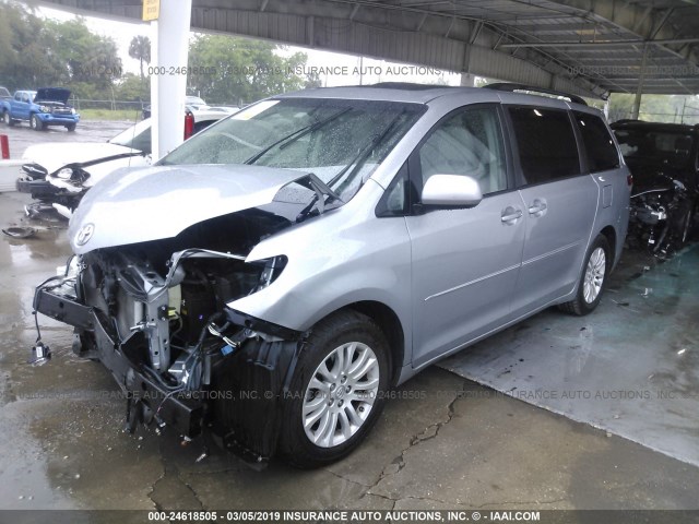 5TDYK3DCXDS319234 - 2013 TOYOTA SIENNA XLE/LIMITED SILVER photo 2