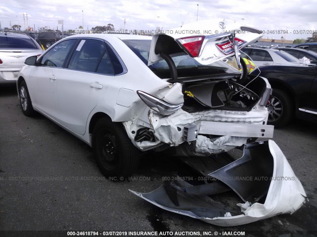 4T4BF1FK7GR538608 - 2016 TOYOTA CAMRY LE/XLE/SE/XSE თეთრი ფოტო 3