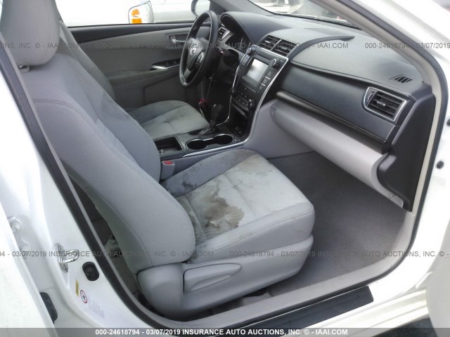 4T4BF1FK7GR538608 - 2016 TOYOTA CAMRY LE/XLE/SE/XSE თეთრი ფოტო 5