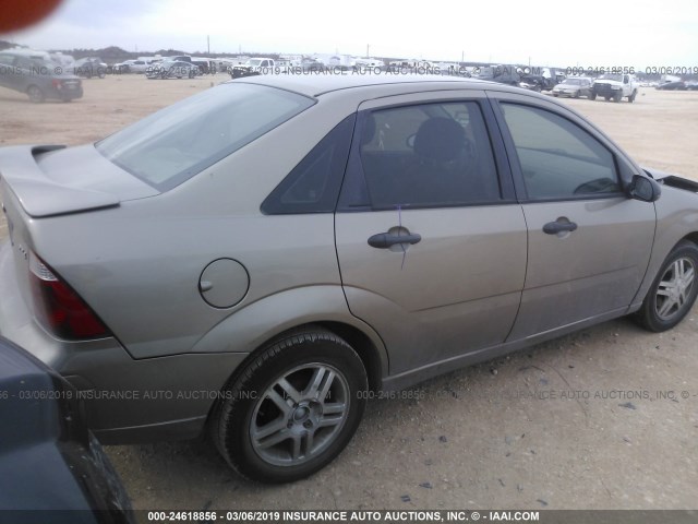 1FAFP34NX5W122159 - 2005 FORD FOCUS ZX4 TAN photo 4