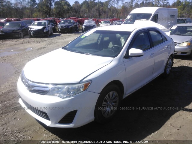 4T1BF1FK2CU553859 - 2012 TOYOTA CAMRY SE/LE/XLE WHITE photo 2