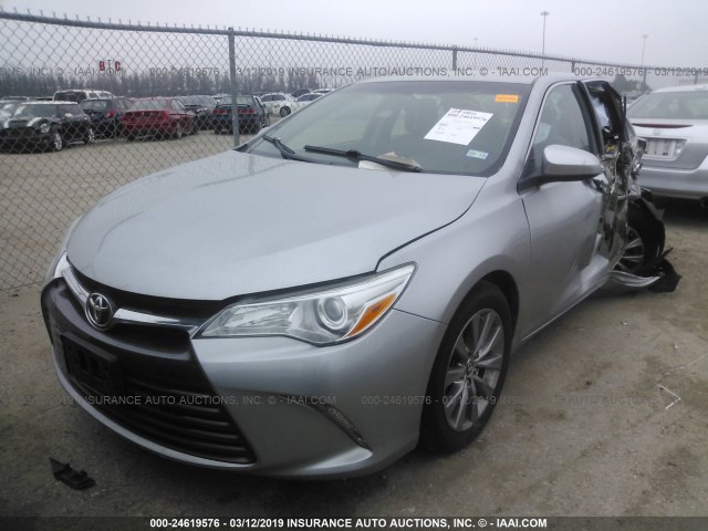 4T4BF1FK1FR494717 - 2015 TOYOTA CAMRY LE/XLE/SE/XSE SILVER photo 2