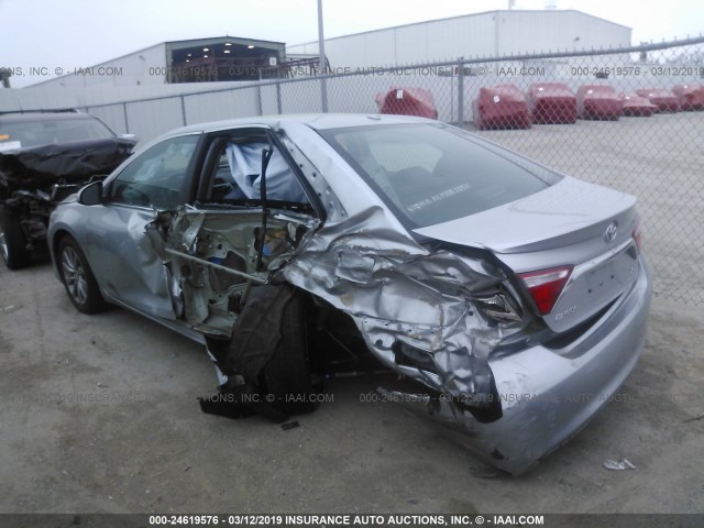 4T4BF1FK1FR494717 - 2015 TOYOTA CAMRY LE/XLE/SE/XSE SILVER photo 3