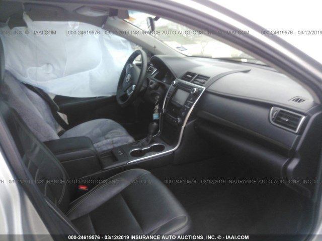 4T4BF1FK1FR494717 - 2015 TOYOTA CAMRY LE/XLE/SE/XSE SILVER photo 5