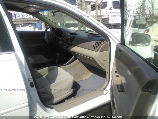 4T1BE32K03U205420 - 2003 TOYOTA CAMRY LE/XLE/SE WHITE photo 5