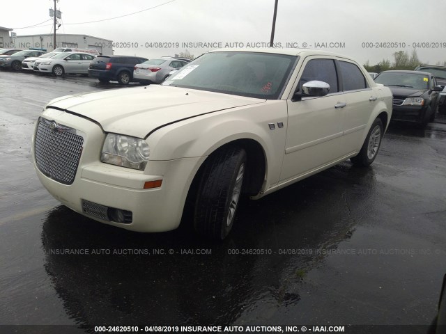 2C3JA43R05H117605 - 2005 CHRYSLER 300 WHITE photo 2