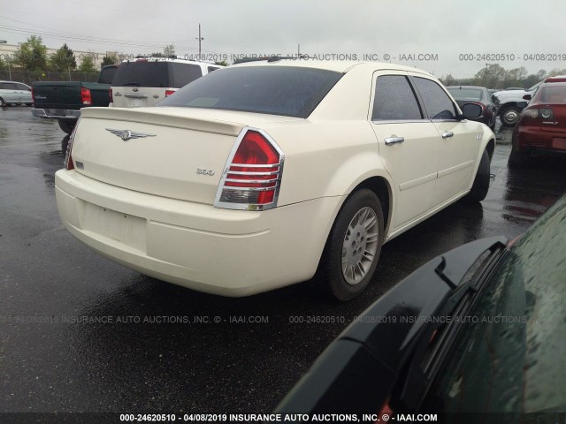 2C3JA43R05H117605 - 2005 CHRYSLER 300 WHITE photo 4