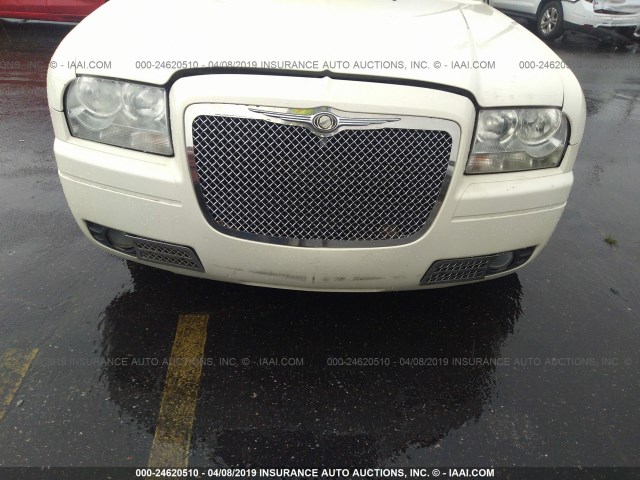 2C3JA43R05H117605 - 2005 CHRYSLER 300 WHITE photo 6