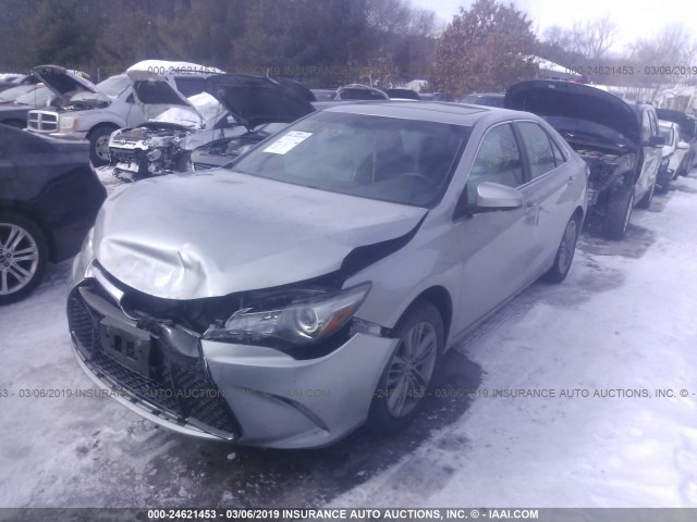 4T1BF1FK1GU165981 - 2016 TOYOTA CAMRY LE/XLE/SE/XSE GRAY photo 2