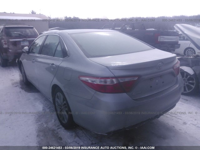 4T1BF1FK1GU165981 - 2016 TOYOTA CAMRY LE/XLE/SE/XSE GRAY photo 3