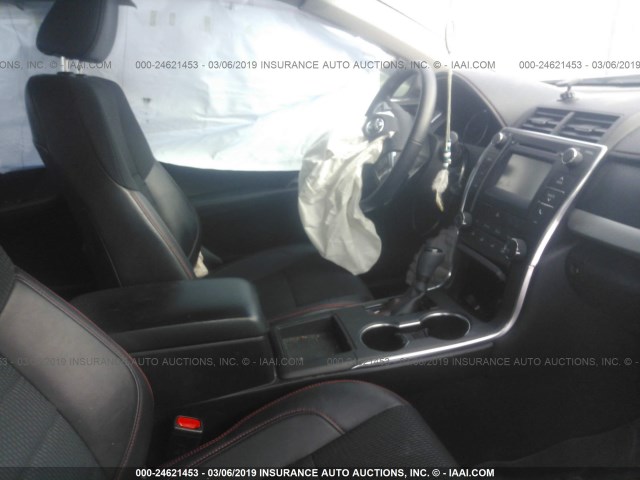 4T1BF1FK1GU165981 - 2016 TOYOTA CAMRY LE/XLE/SE/XSE GRAY photo 5