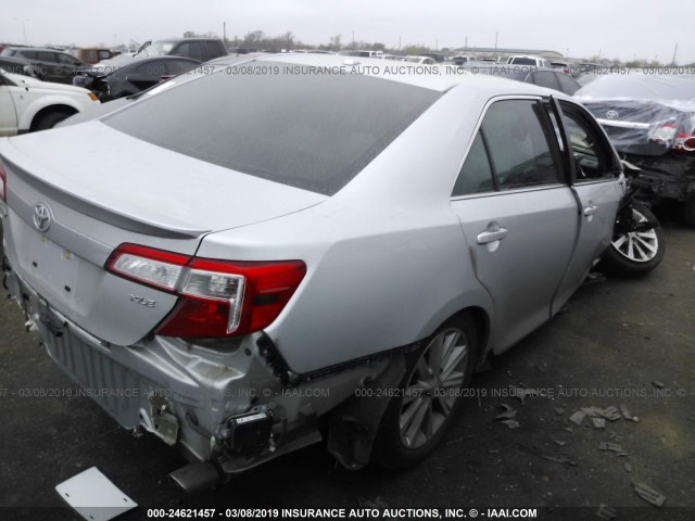 4T1BF1FK4EU758294 - 2014 TOYOTA CAMRY L/SE/LE/XLE 银色 照片 4