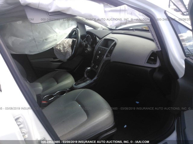 1G4PP5SK3E4207841 - 2014 BUICK VERANO WHITE photo 5