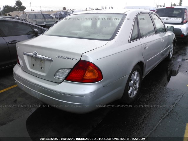 4T1BF28BXYU033113 - 2000 TOYOTA AVALON XL/XLS SILVER photo 4