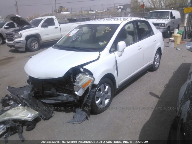 3N1BC11E88L411115 - 2008 NISSAN VERSA S/SL WHITE photo 2