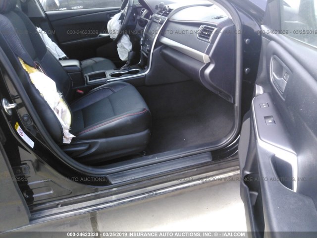 4T1BF1FKXHU719231 - 2017 TOYOTA CAMRY LE/XLE/SE/XSE შავი ფოტო 5