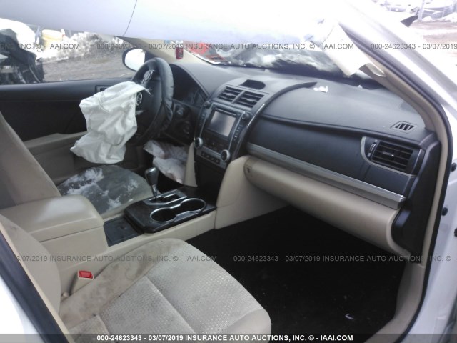 4T4BF1FK6DR304844 - 2013 TOYOTA CAMRY L/SE/LE/XLE 白色 照片 5