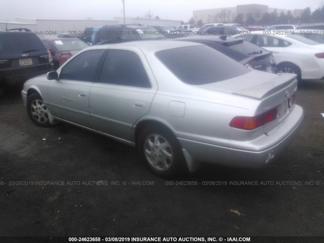 JT2BG22K4Y0494415 - 2000 TOYOTA CAMRY CE/LE/XLE SILVER photo 3