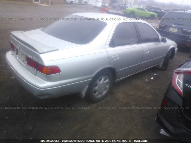 JT2BG22K4Y0494415 - 2000 TOYOTA CAMRY CE/LE/XLE SILVER photo 4