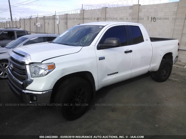 5TFRY5F15FX176586 - 2015 TOYOTA TUNDRA DOUBLE CAB SR/SR5 WHITE photo 2