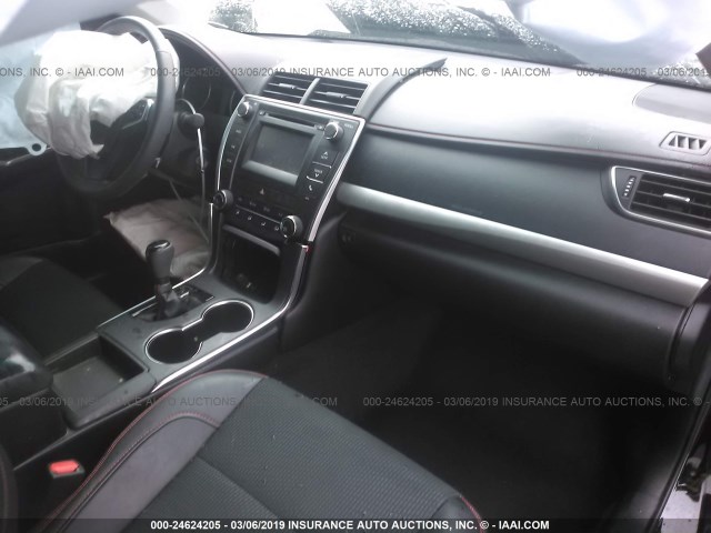 4T1BF1FK3HU763037 - 2017 TOYOTA CAMRY LE/XLE/SE/XSE 黑色 照片 5