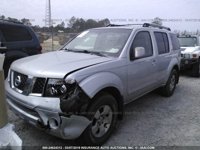 5N1AR18U95C750621 - 2005 NISSAN PATHFINDER LE/SE/XE SILVER photo 2